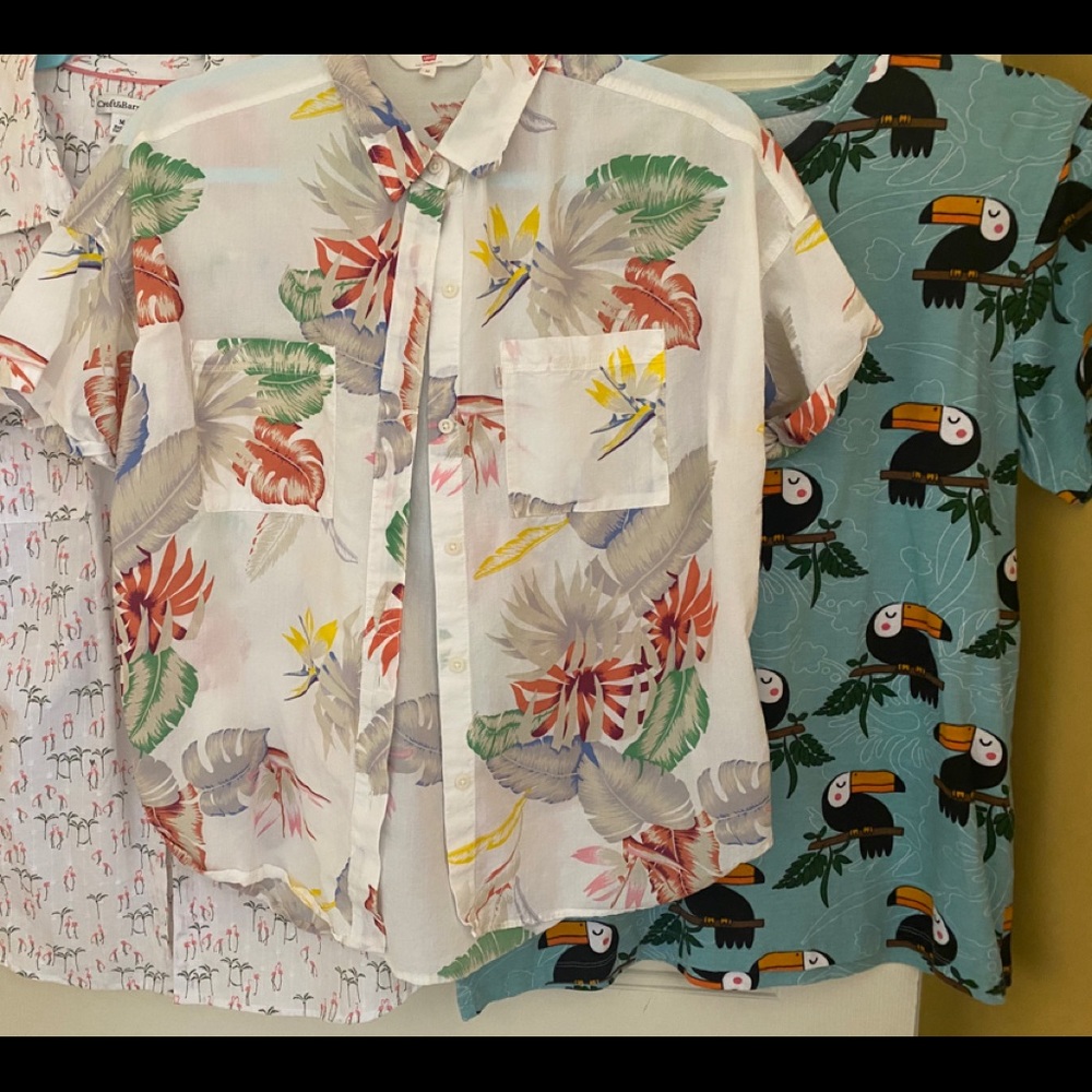 🌟$6 (3) “Island Time” shirts